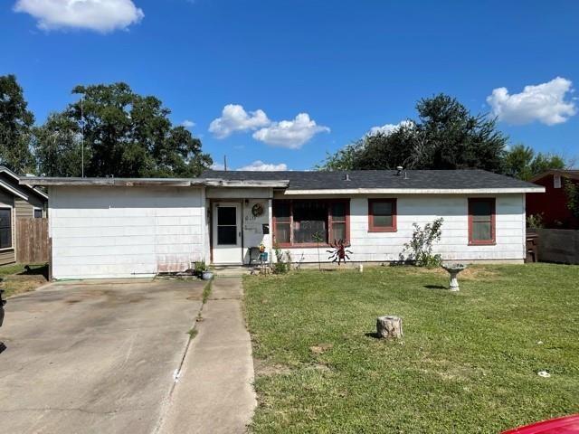 ranch-style house featuring a front lawn