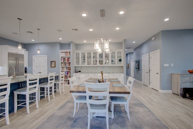 dining space with light wood-style floors, recessed lighting, visible vents, and baseboards