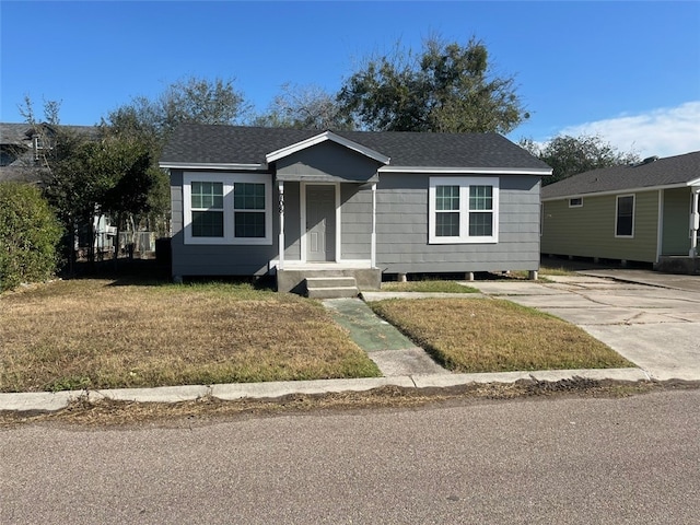 view of front facade with a front yard