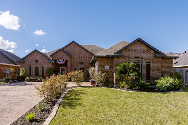 view of front of property featuring a front lawn