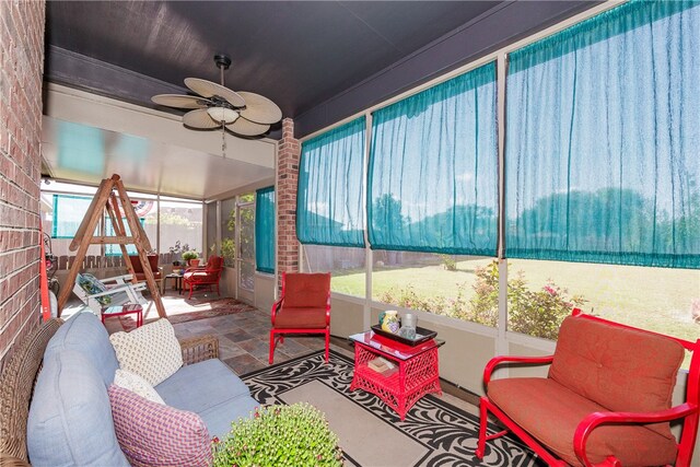 sunroom with ceiling fan