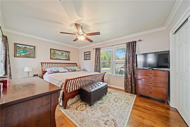 305 Circle Dr, Corpus Christi, TX 78412 - bedroom featuring ornamental molding, light wood-style floors, a ceiling fan, and baseboards