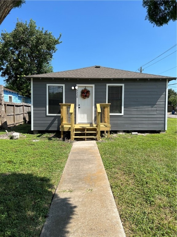 view of front of house featuring a front lawn