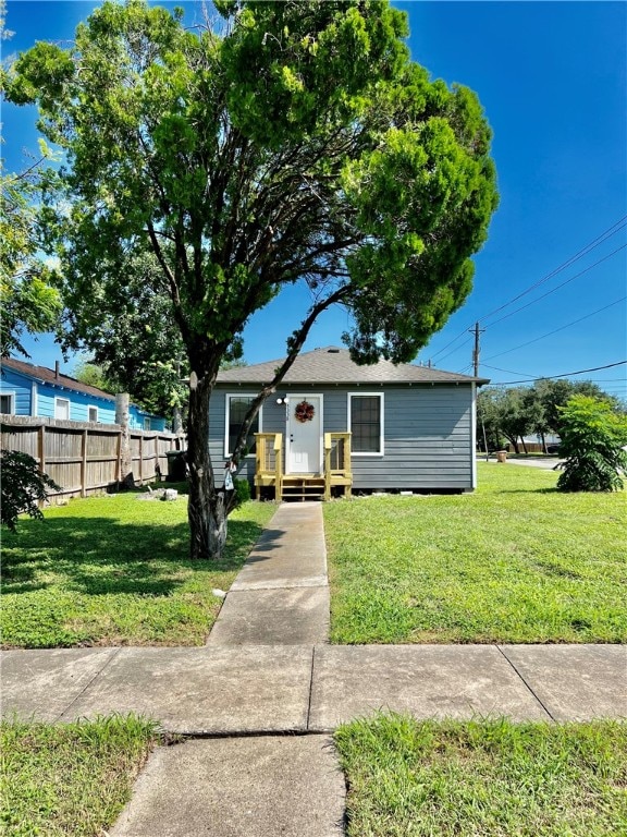 view of front of home featuring a front lawn