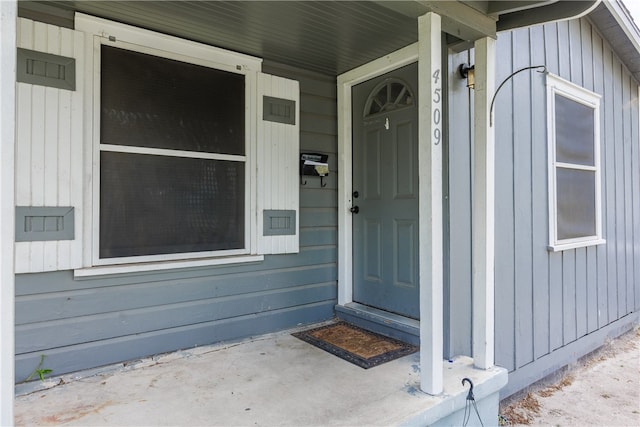 doorway to property with covered porch