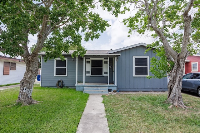 view of front facade featuring a porch and a front lawn