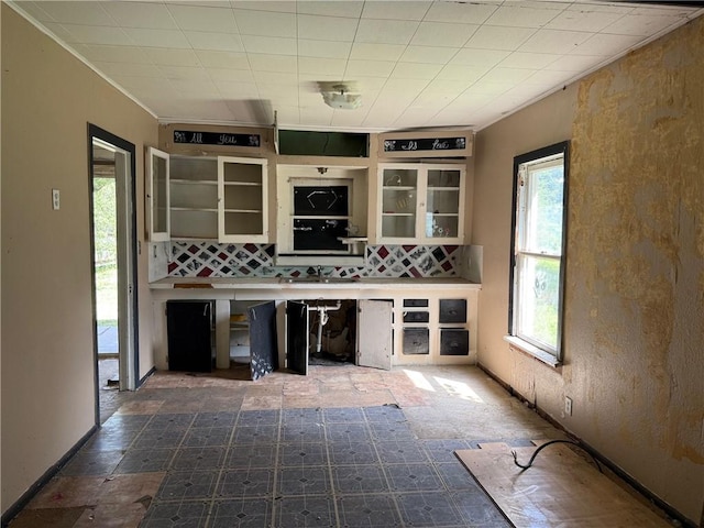 1210 King David Dr, Three Rivers, TX 78071 - bar with backsplash and crown molding