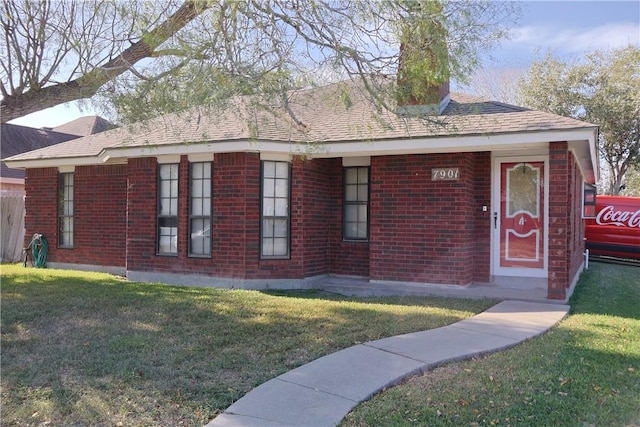 ranch-style home featuring a front lawn