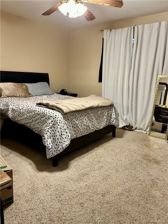 bedroom with ceiling fan and carpet