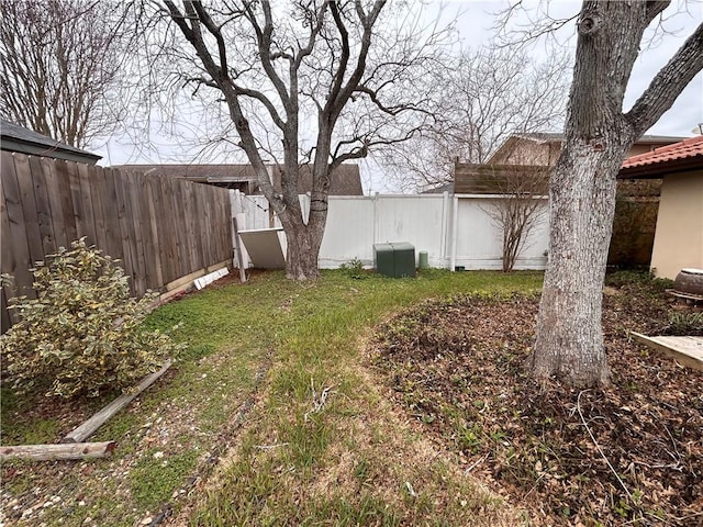 view of yard featuring a fenced backyard