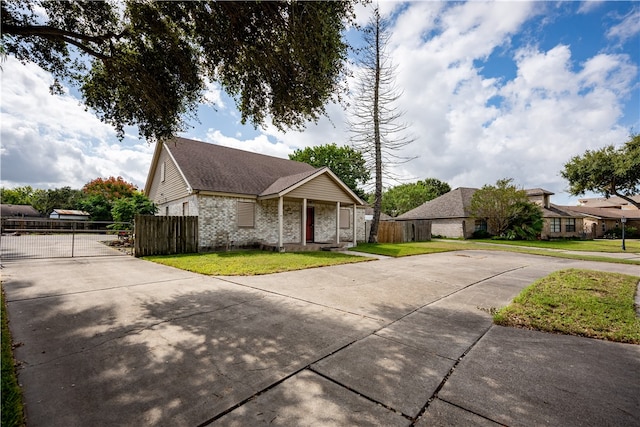 view of front of home featuring a front yard