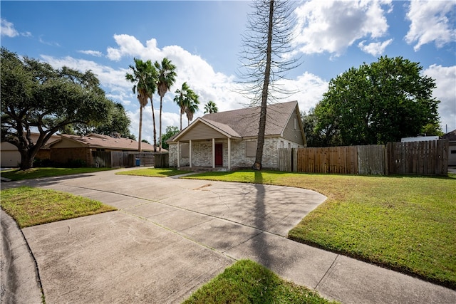 single story home with a front lawn