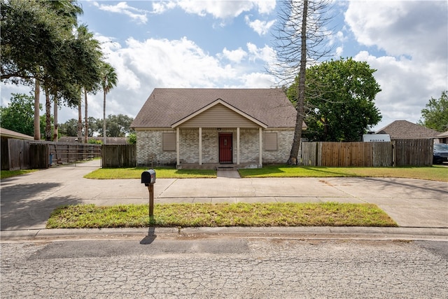 view of front facade with a front lawn