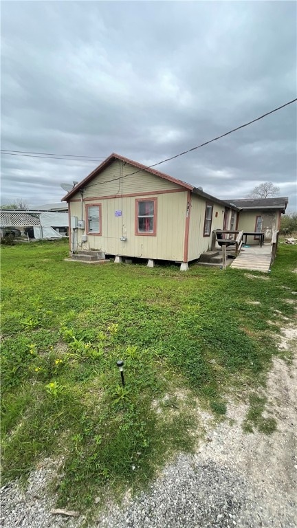 view of side of property featuring a lawn