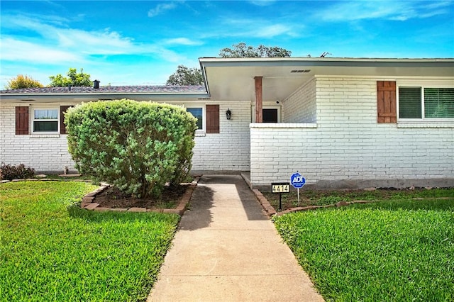 4414 Driftwood Pl, Corpus Christi, TX 78411 - view of front of house with brick siding and a front lawn