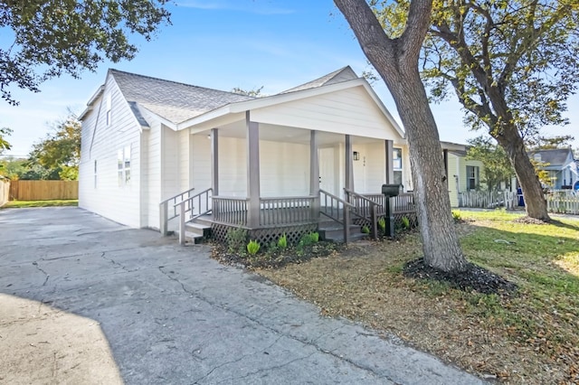 view of front of house featuring a porch