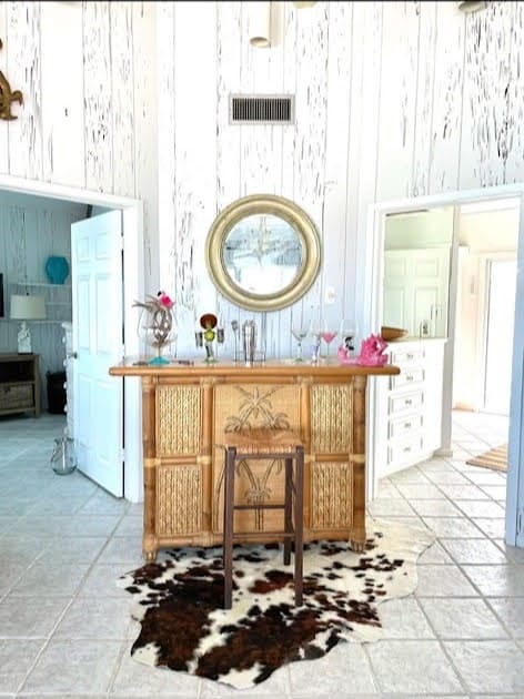 1878 Bay Shore Dr, Rockport, TX 78382 - interior space featuring visible vents and wallpapered walls