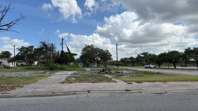 801 Hamilton St, Sinton, TX 78387 - photo 2