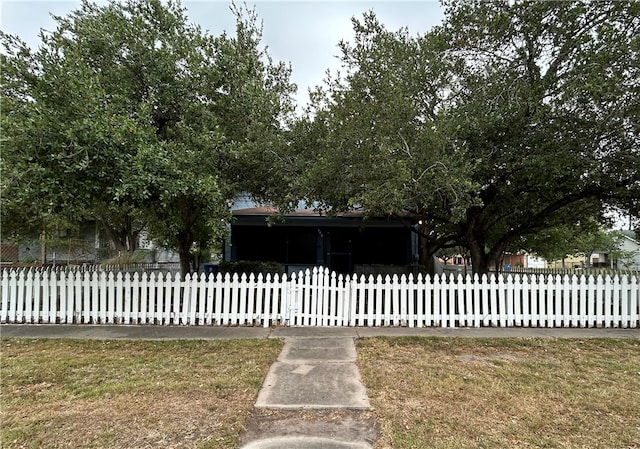 view of front of property featuring a front yard