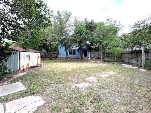 view of yard featuring a storage shed