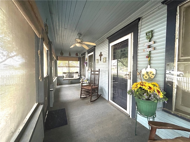 sunroom with ceiling fan