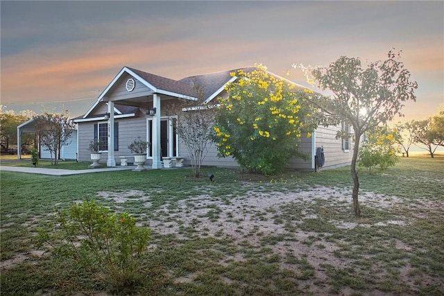 view of front facade with a yard