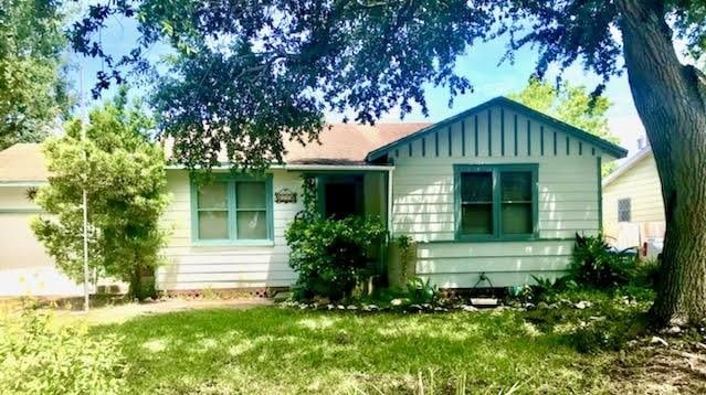 4114 Lowman St, Corpus Christi, TX 78411 - view of front of house featuring a front lawn