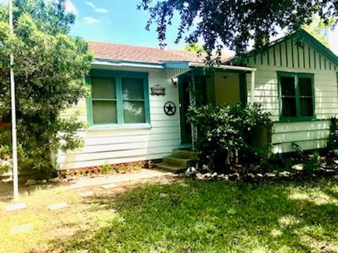4114 Lowman St, Corpus Christi, TX 78411 - view of front facade with a front yard