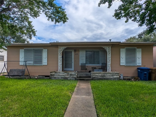 view of front facade with a front yard