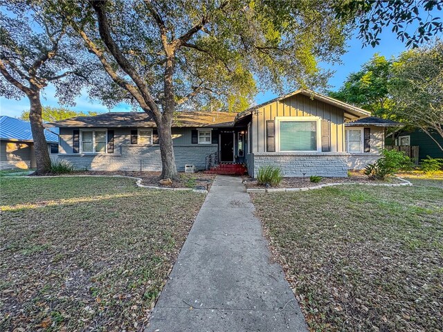 single story home with a front lawn