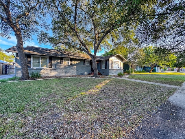 ranch-style house featuring a front lawn