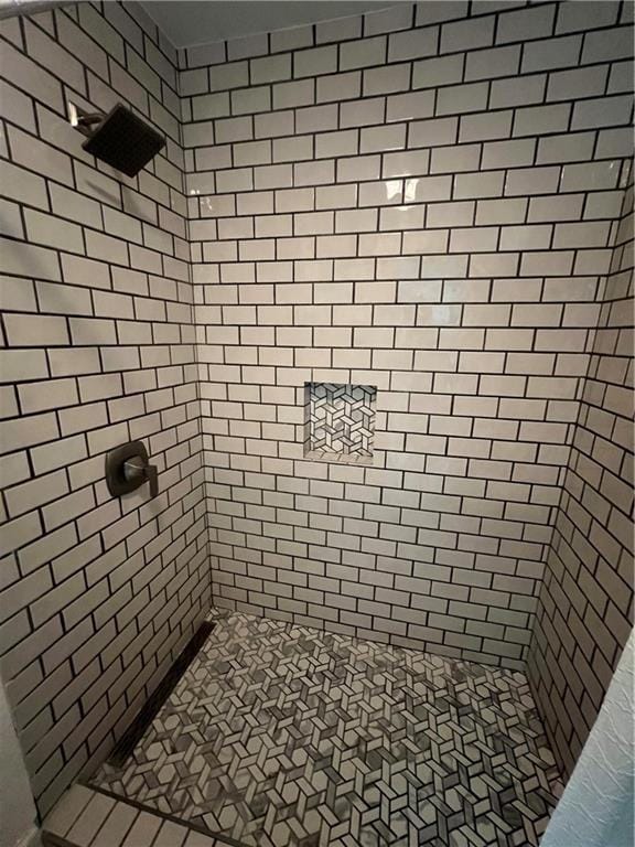 bathroom featuring tiled shower