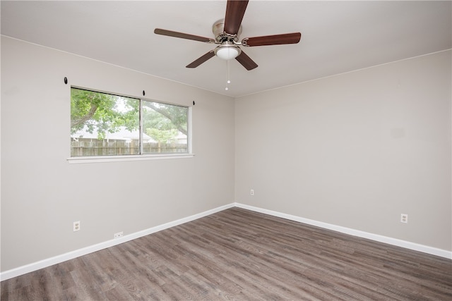 unfurnished room with dark wood-type flooring and ceiling fan