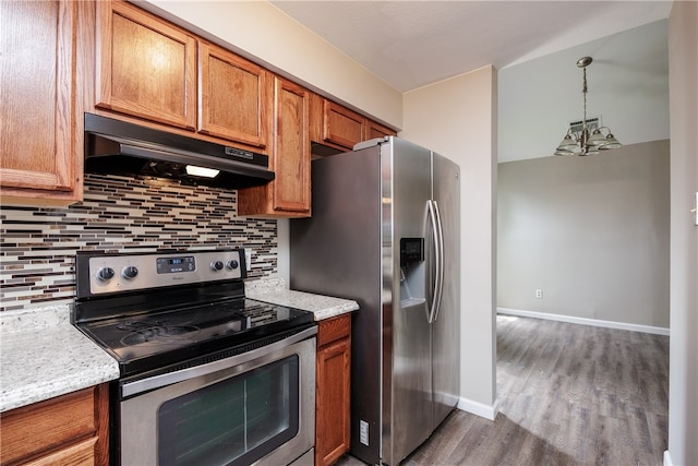 kitchen with tasteful backsplash, stainless steel appliances, a notable chandelier, dark hardwood / wood-style floors, and hanging light fixtures