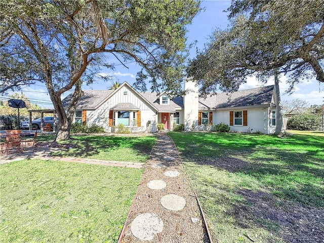 view of front facade featuring a front yard