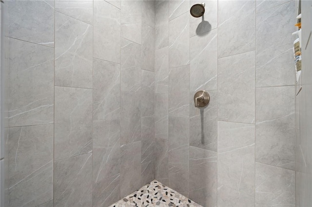 bathroom featuring a tile shower