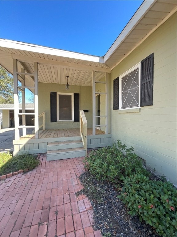 property entrance with covered porch