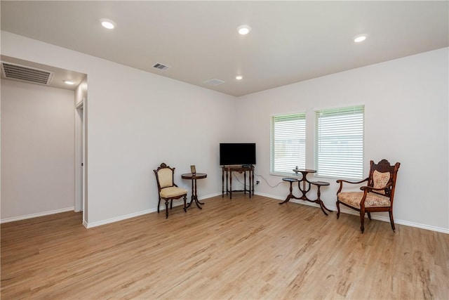 living area featuring recessed lighting, baseboards, visible vents, and light wood finished floors