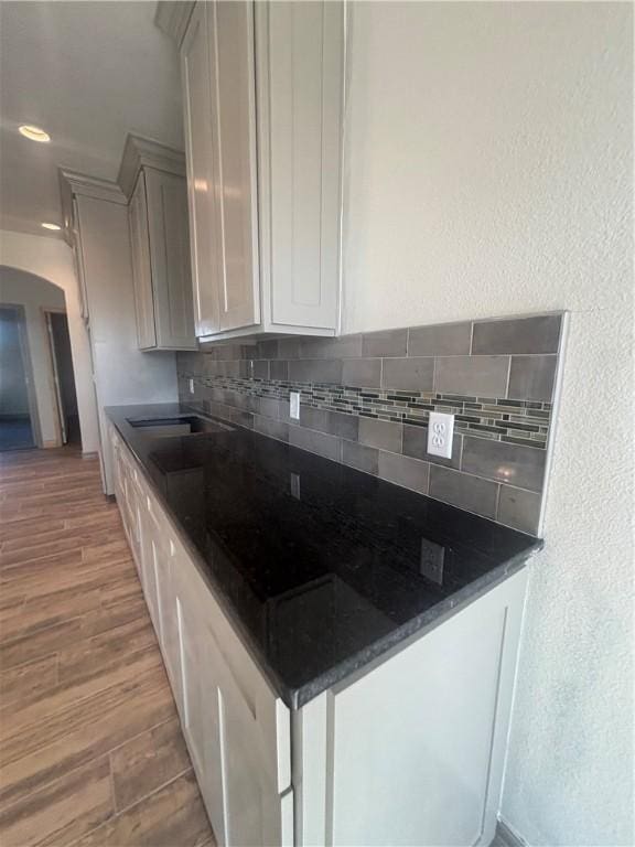 106 Guadalupe Palm Cir, Portland, TX 78374 - kitchen featuring arched walkways, backsplash, light wood-style flooring, and recessed lighting