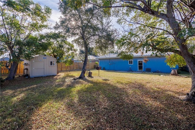 view of yard featuring a storage shed