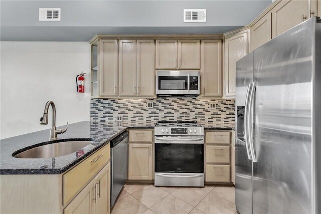 kitchen featuring a sink, visible vents, appliances with stainless steel finishes, and a peninsula