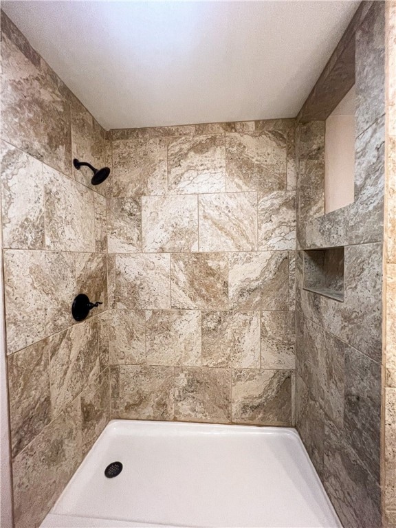 bathroom featuring tiled shower