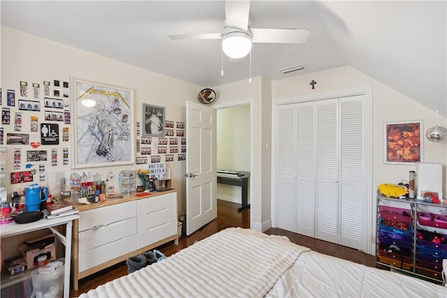 bedroom featuring visible vents, dark wood-style floors, a closet, ceiling fan, and vaulted ceiling