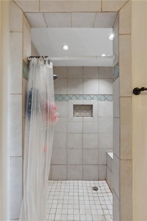 bathroom featuring a tile shower