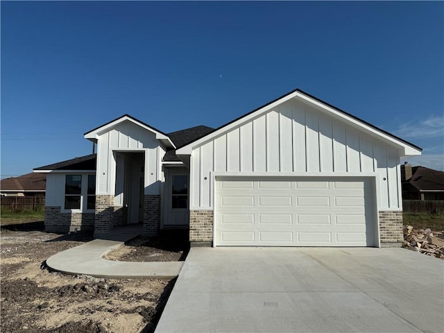 view of front facade featuring a garage