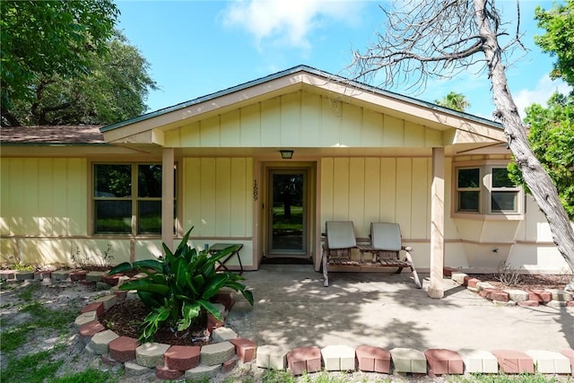 1689 Mooney Ln, Ingleside, TX 78362 - view of exterior entry with a porch