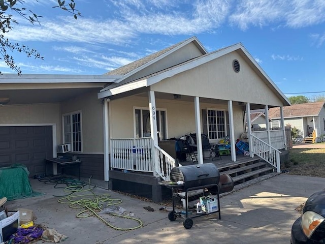 604 N Ironwood Ave, Bishop, TX 78343 - view of front of property with stucco siding and a porch