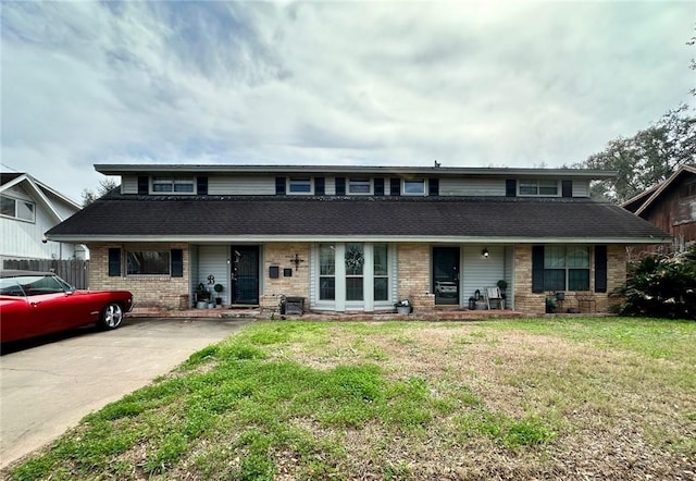 view of front of property with a front lawn