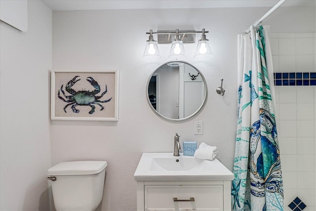 bathroom featuring toilet, vanity, a shower with shower curtain, and a wall mounted AC