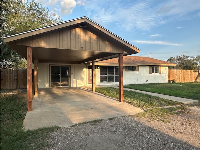 view of front of home featuring a front yard